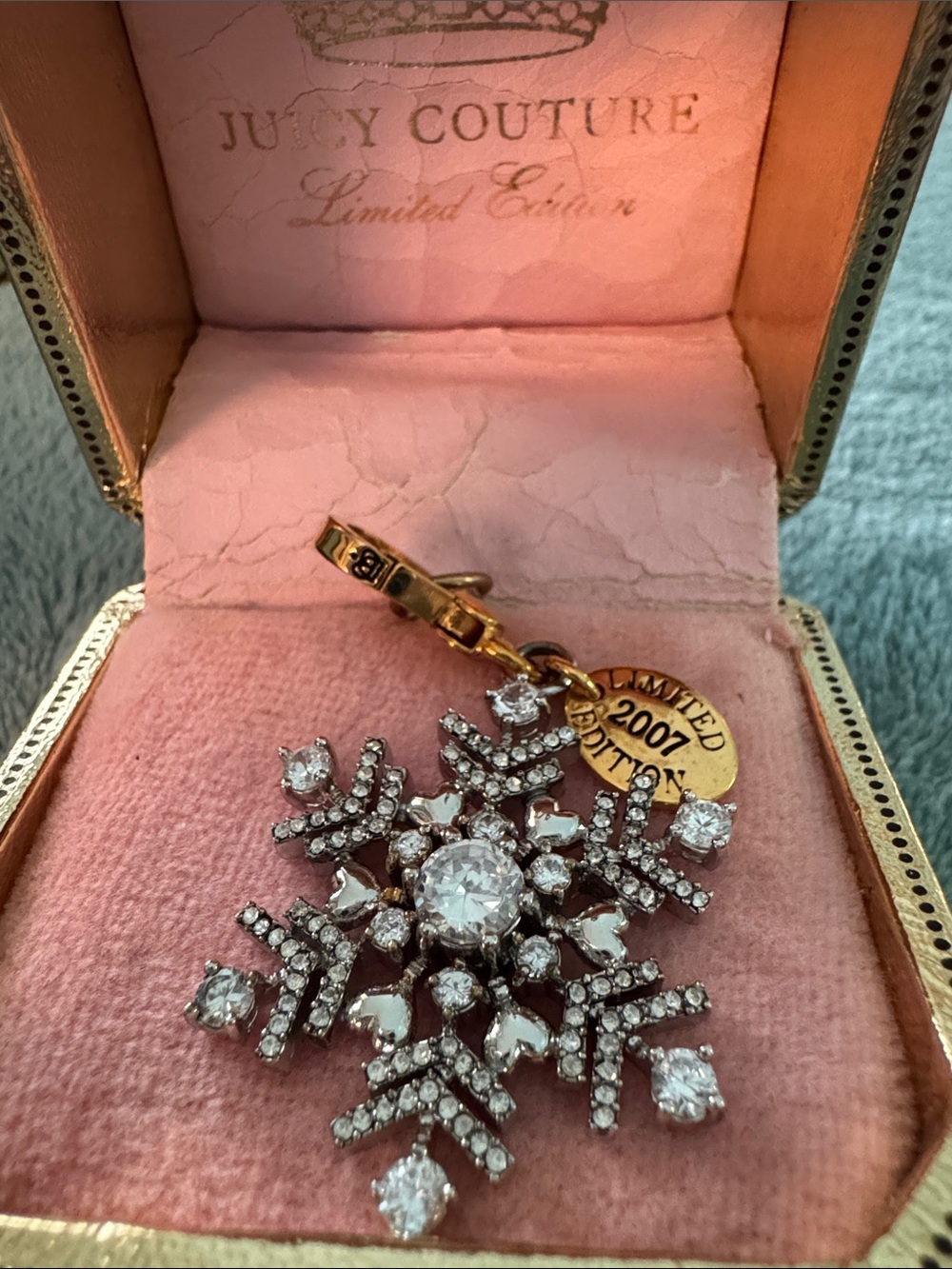 Limited Edition NIB 2007 Juicy Couture Gold Tone Clear Crystal Snowflake Pendant